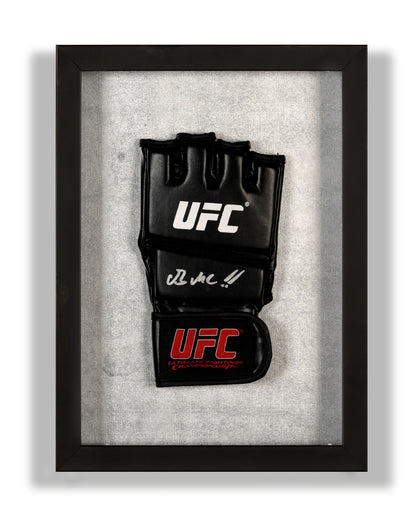 Brandon Moreno - Guante Firmado